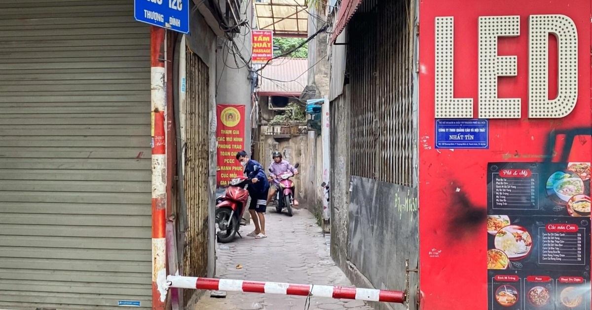 Lối vào Ngõ 144 Quan Nhân tấp nập người qua lại ở Hà Nội